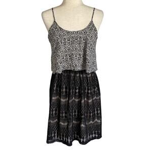 DOE & RAE Floral & Lace Overlay Contrast Drop Waist Mini Dress Size Medium